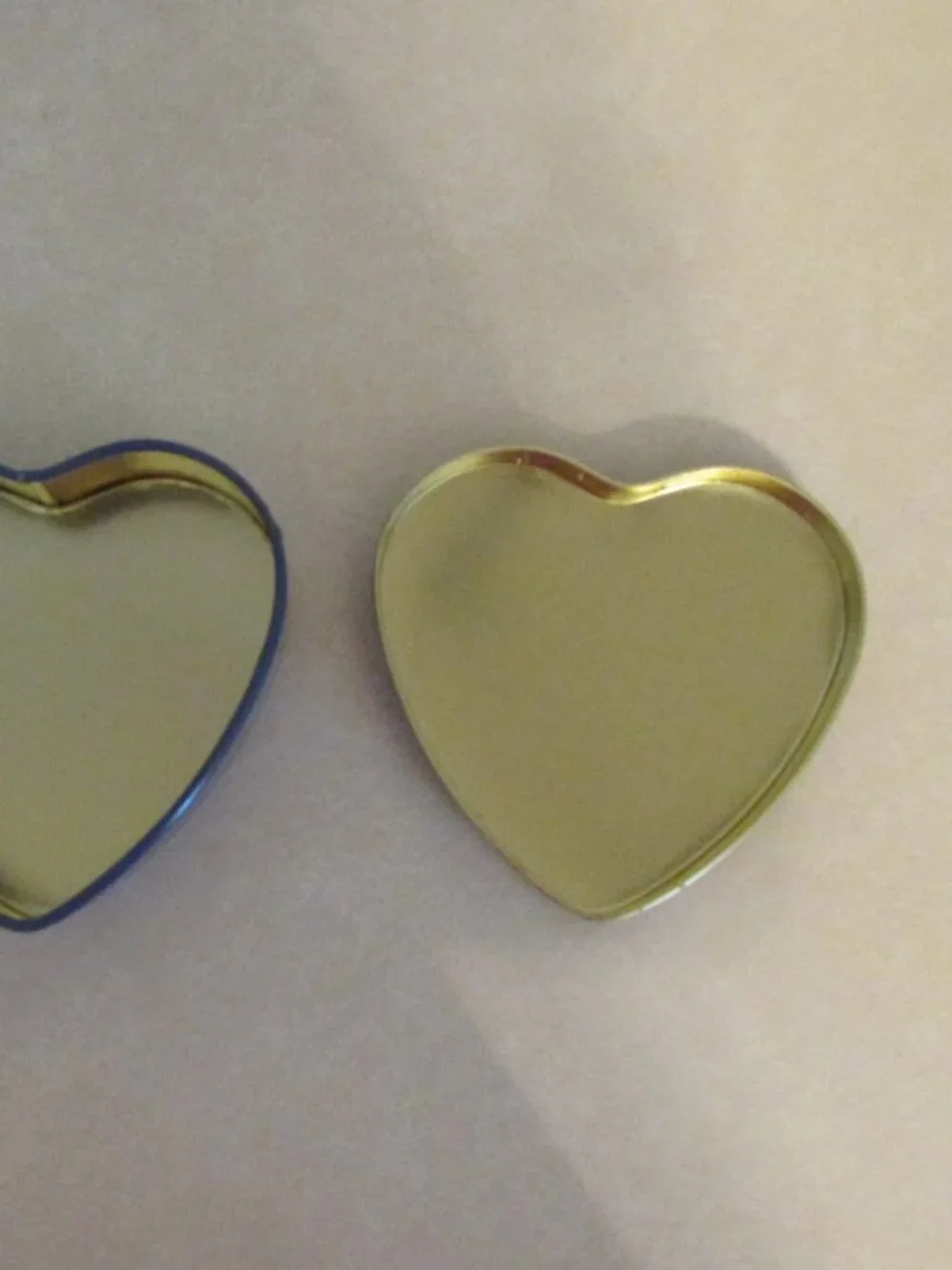 TIN CONTAINER BLUE HEART SHAPE with FLORAL ROSES LID TRINKET BOX GRANNYCORE VICT